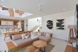 Vila luxo | Área de estar | TV de tela plana 60 polegadas com canais a cabo, TV, Netflix
