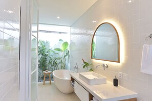 Villa Deluxe | Bagno | Vasca da bagno a immersione totale, asciugacapelli, asciugamani