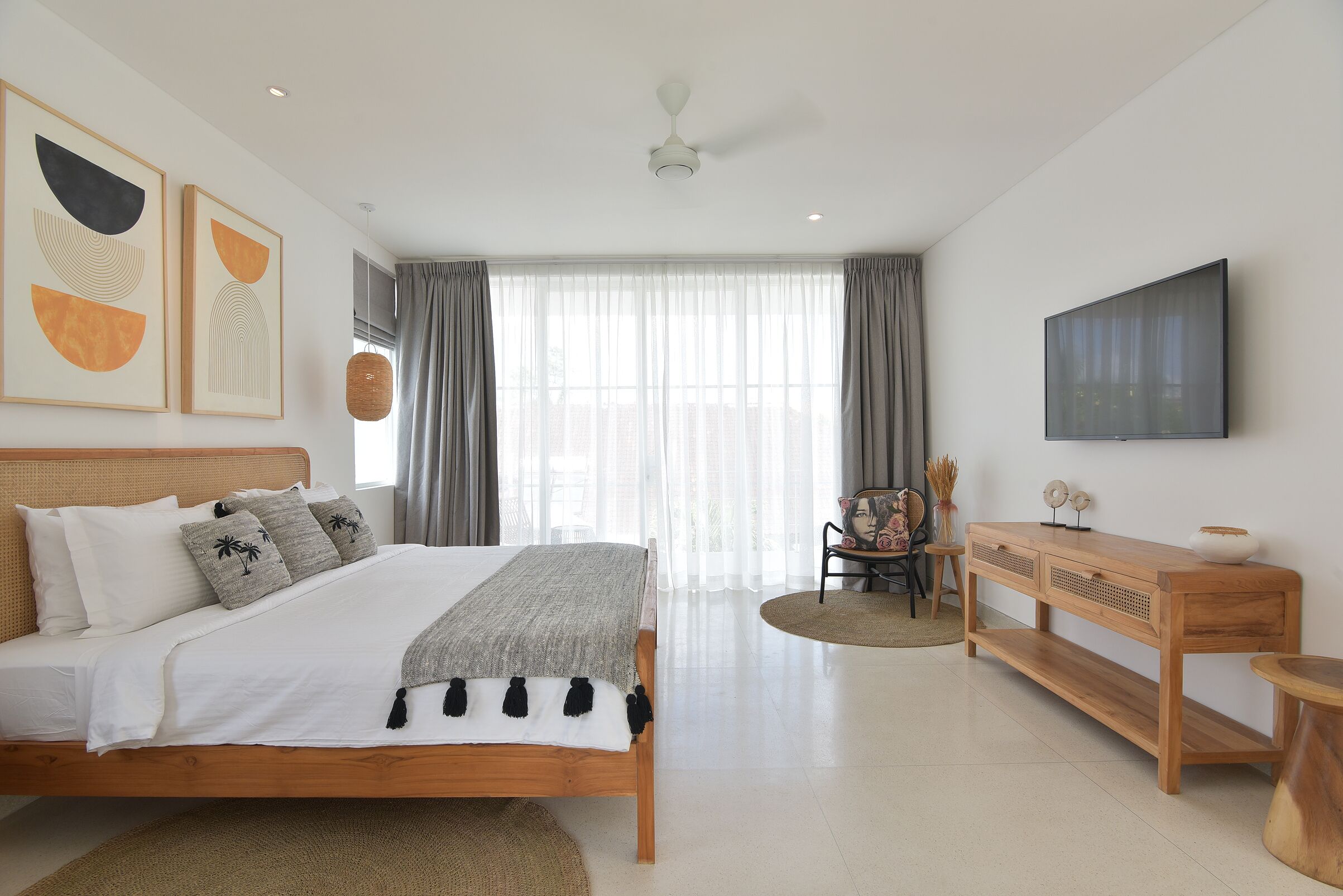 Ein modernes Schlafzimmer mit einem hölzernen Bett, einem Fernseher und einem Konsolentisch.