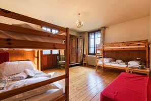 6 bedrooms, iron/ironing board, free WiFi, bed sheets
