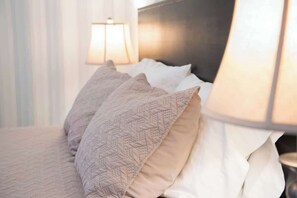 1 dormitorio, escritorio, tabla de planchar con plancha y wifi