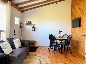 Smart TV, books - Cottage #4 - 2 bedroom - family & pet friendly! (French River)