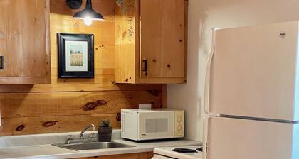 Cottage #4 - 2 bedroom - family & pet friendly!