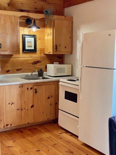 Cottage #4 - 2 bedroom - family & pet friendly!