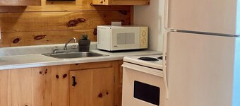 Cottage #4 - 2 bedroom - family & pet friendly!