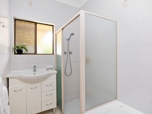 Ducha, secador de pelo y toallas