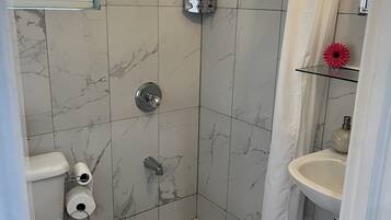 Ducha, secador de pelo, toallas y jabón