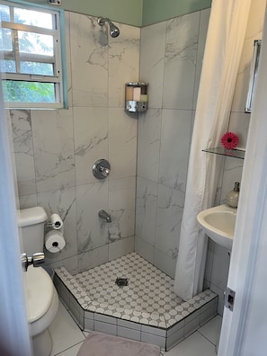 Een douche, een haardroger, handdoeken, zeep
