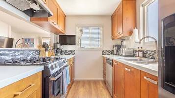 Een koelkast, een magnetron, een oven, een kookplaat