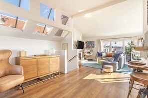 TV, offices - Spectacular Ocean & Pier View Lux Family Vacation (Manhattan Beach)