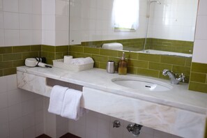 Hair dryer, bidet, towels, soap - MARINA GARDENS, relaxing duplex in central location (Quarteira)