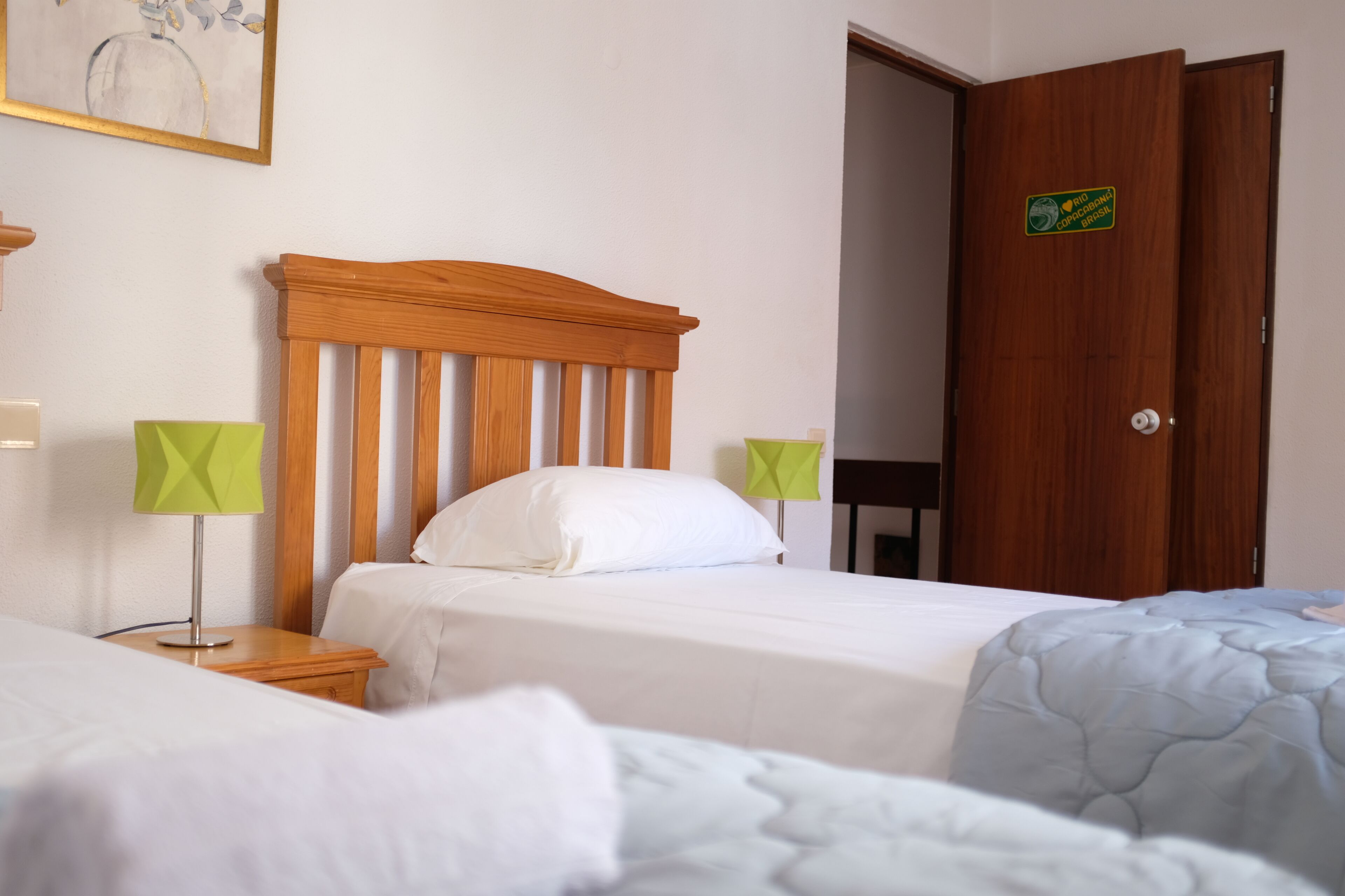 2 slaapkamers, een strijkplank/strijkijzer, gratis wifi, beddengoed