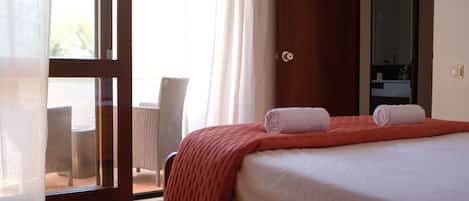 2 bedrooms, iron/ironing board, internet, bed sheets