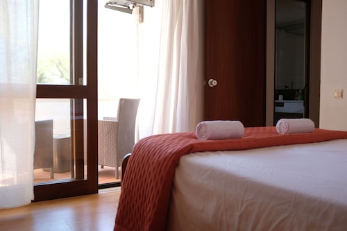 Marina Gardens, Relaxing Duplex in Central Location