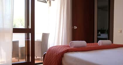 Marina Gardens, Relaxing Duplex in Central Location