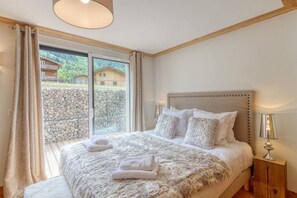 3 bedrooms, iron/ironing board, travel crib, free WiFi
