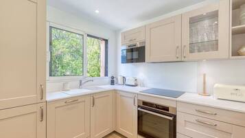 Een koelkast, een microgolfoven, een oven, een kookplaat