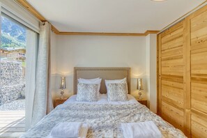 3 chambres, fer et planche à repasser, lit de bébé portatif