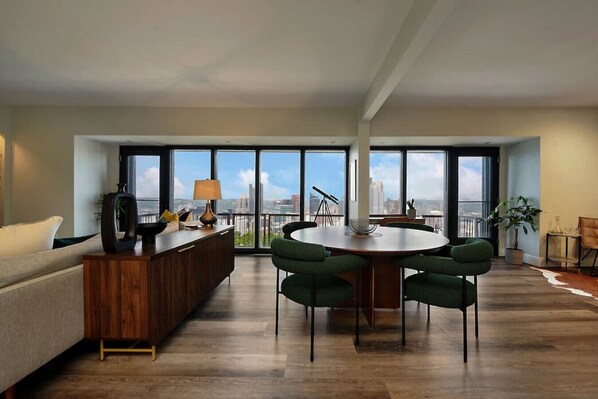 Smart TV, libros, bocina smart y estéreo