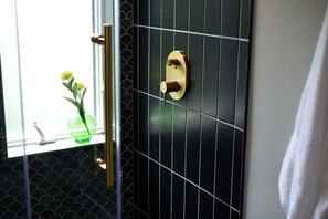 Rainfall showerhead, eco-friendly toiletries, hair dryer, towels - ★ HostWise Stays ★ Grandview Ave Luxe - Sweeping City Views & More! (Pittsburgh)