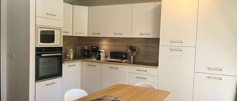 Køleskab, opvaskemaskine, køkkentøj/tallerkener/redskaber