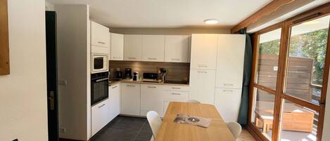 Fridge, dishwasher, cookware/dishes/utensils
