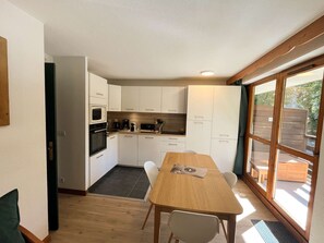 Fridge, dishwasher, cookware/dishes/utensils