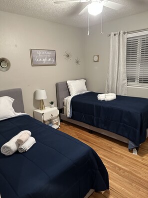 4 habitaciones, tabla de planchar con plancha, wifi y ropa de cama 