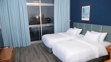 Suíte panorâmica, várias camas, vista para o mar | Roupas de cama premium