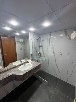 Shower, rainfall showerhead, free toiletries, hair dryer - El Sheikh Suites Hotel (Beirut)