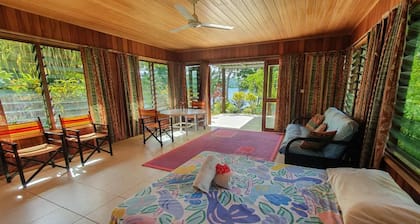 AORE HIBISCUS RETREAT BY THE WATER