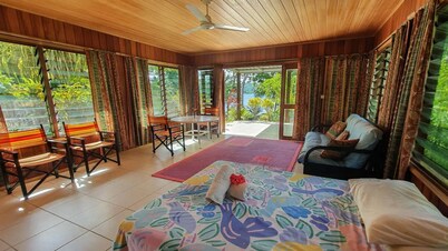 AORE HIBISCUS RETREAT BY THE WATER