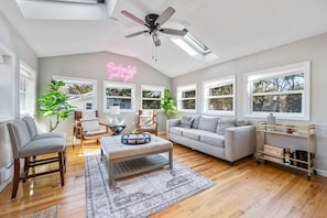 TV - Close to SPAC, Saratoga Race Track & Downtown (Saratoga Springs)