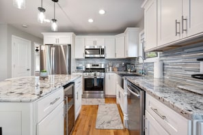 Fridge, microwave, oven, stovetop - Close to SPAC, Saratoga Race Track & Downtown (Saratoga Springs)
