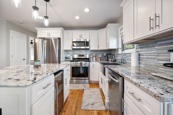 Fridge, microwave, oven, stovetop - Close to SPAC, Saratoga Race Track & Downtown (Saratoga Springs)