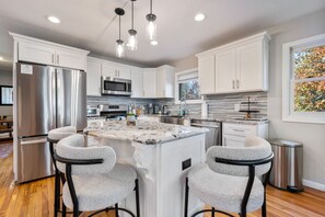 Fridge, microwave, oven, stovetop - Close to SPAC, Saratoga Race Track & Downtown (Saratoga Springs)