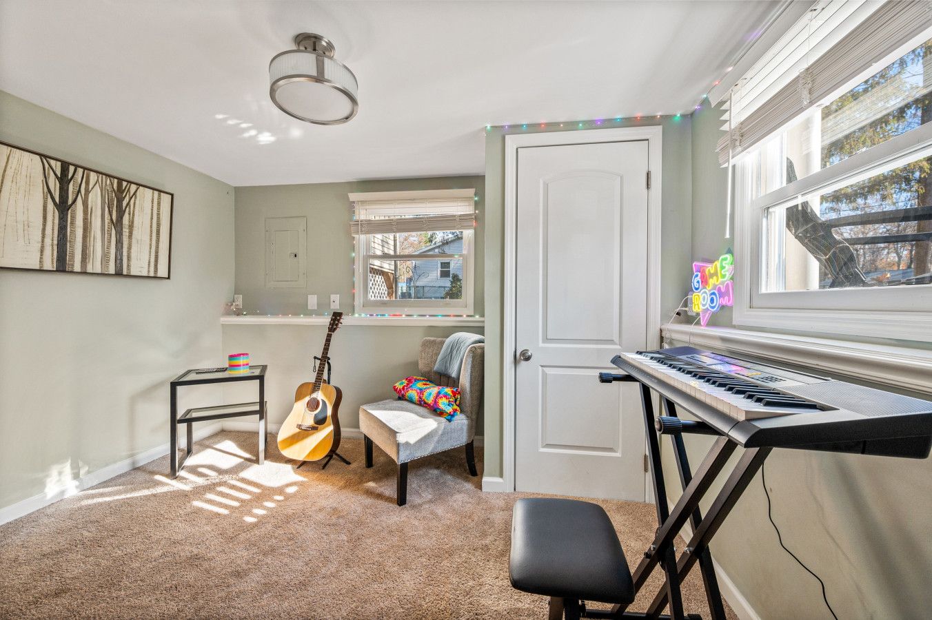 Una habitación con un piano, una guitarra, una silla y una ventana con persianas.