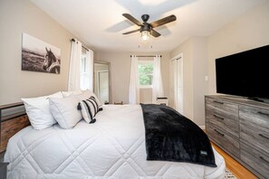 3 間睡房、書桌、熨斗/熨衫板、可攜式嬰兒床