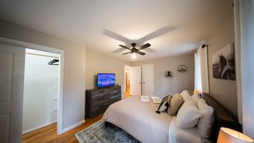 3 Schlafzimmer, Schreibtisch, Bügeleisen/Bügelbrett, Reisekinderbett