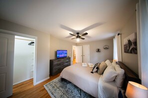 3 habitaciones, escritorio y tabla de planchar con plancha 