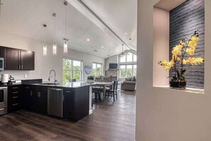 Kylskåp, mikrovågsugn, ugn och spishäll