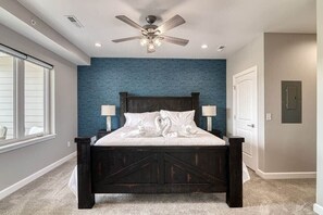 3 間睡房、書桌、熨斗/熨衫板、可攜式嬰兒床