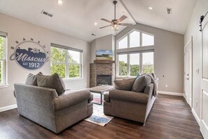 Fernseher, Kamin, Arbeitsbereiche