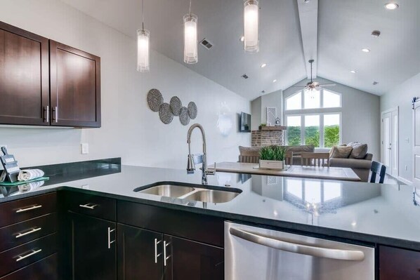 Interior - Fresh! New! Near Aquarium at the Boardwalk! (Branson)