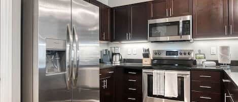 Refrigerador, microondas, horno y parrilla de estufa