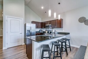 Fridge, microwave, oven, stovetop - Fresh! New! Near Aquarium at the Boardwalk! (Branson)