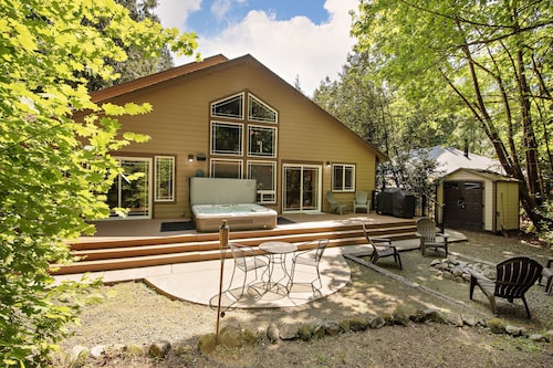 Mt Hood Village! Close to Golf and Skiing. Hot Tub+Dog Friendly