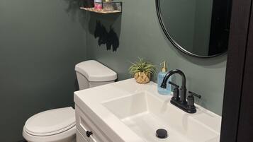 Suihku, hiustenkuivaaja, pyyhkeet, saippua