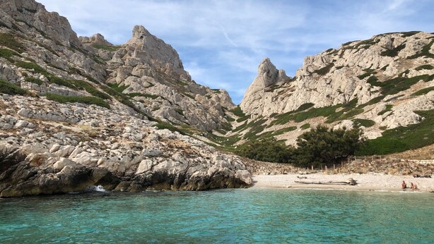 A rocky coastal landscape with clear turquoise waters and a sandy beach. - Villa Grand Cédre - Family house with infinity pool, garden 4000m2. (Marseille)