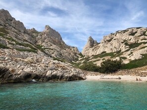 Chaises longues, serviettes de plage